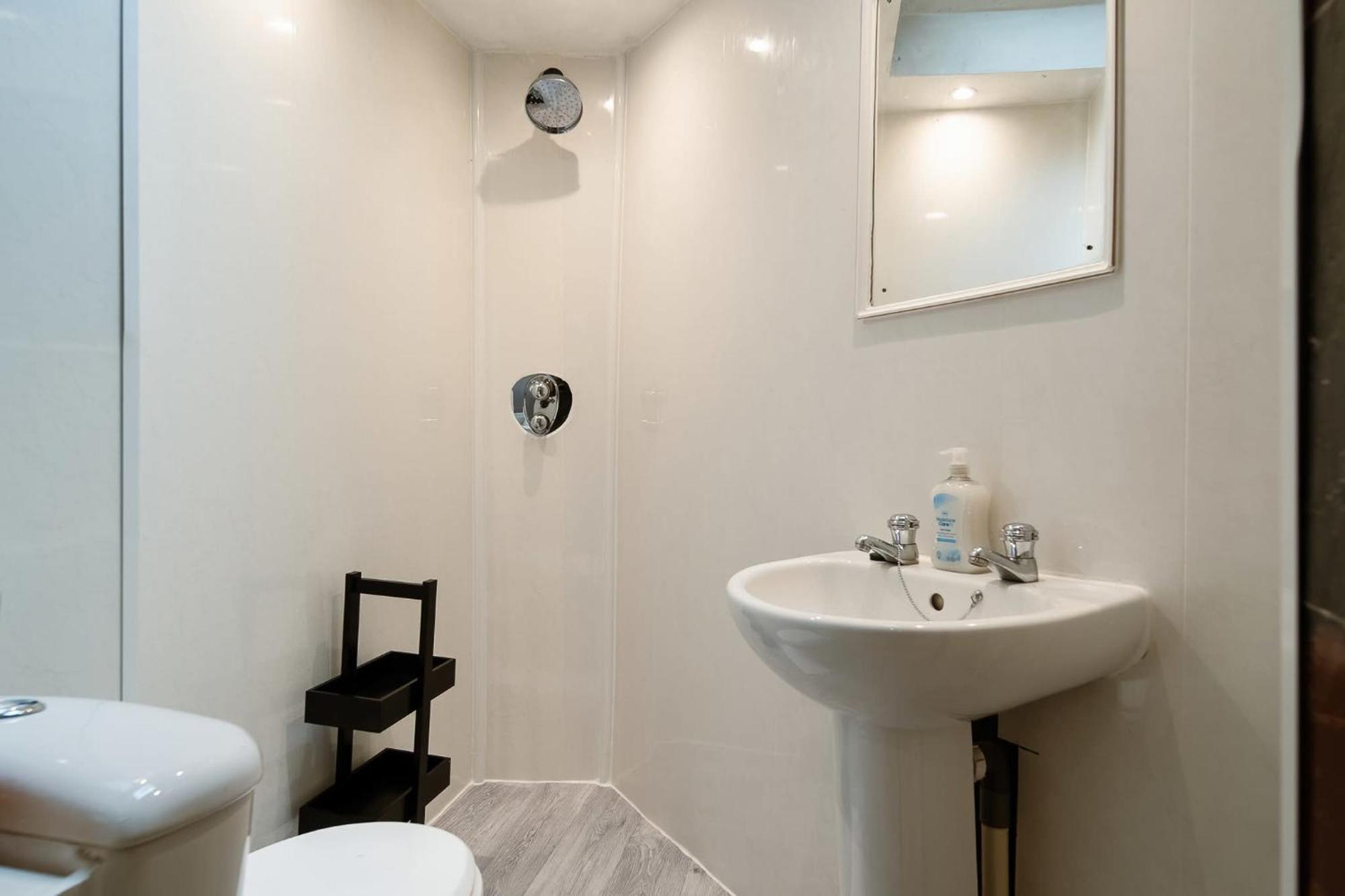 1 Bed Chelsea House With Private Terrace Londra
