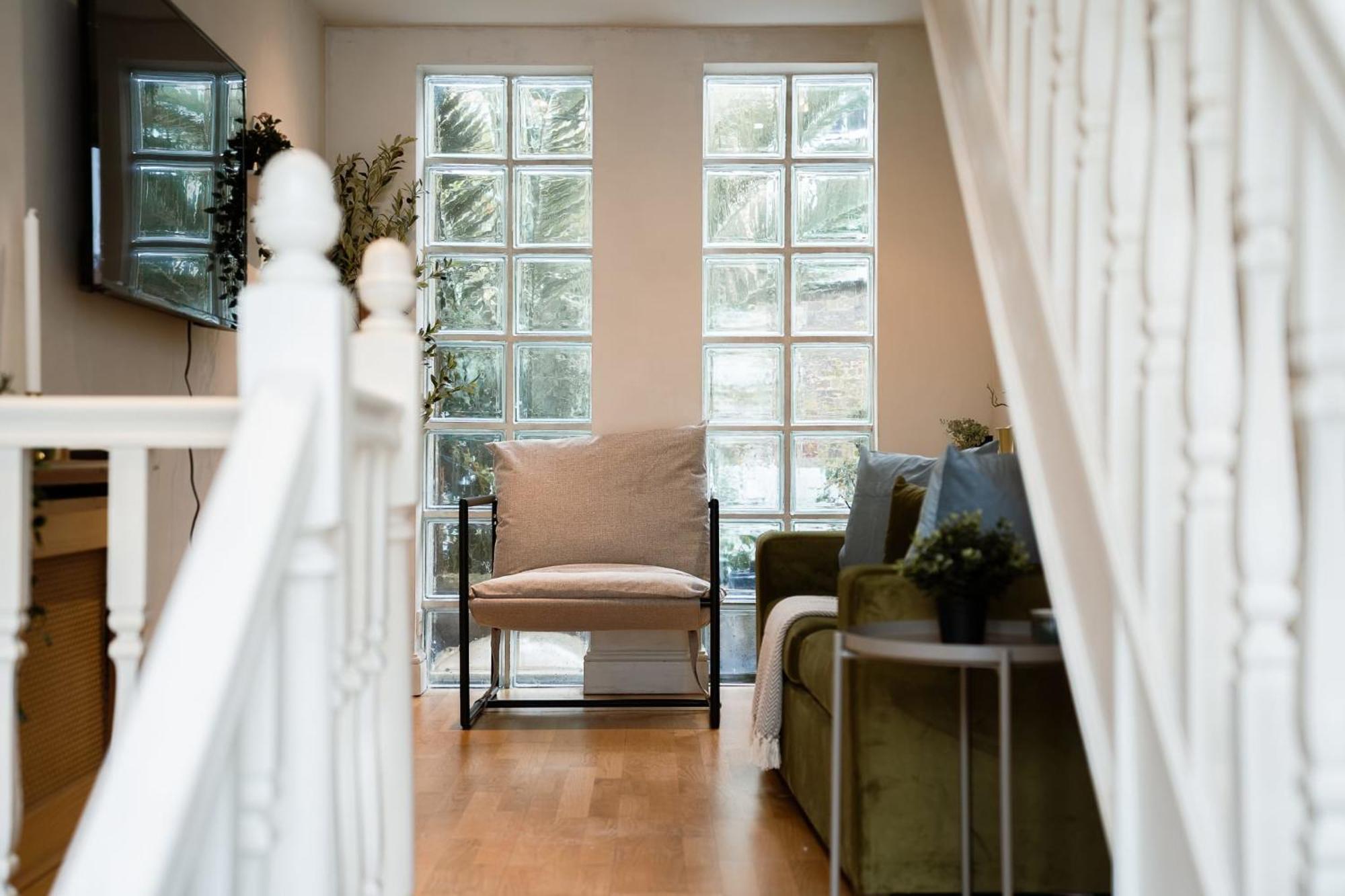 1 Bed Chelsea House With Private Terrace Londra
